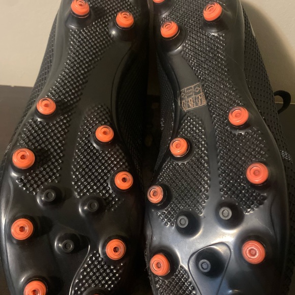 Men's Waterproof Soccer Cleats. - Picture 5 of 6